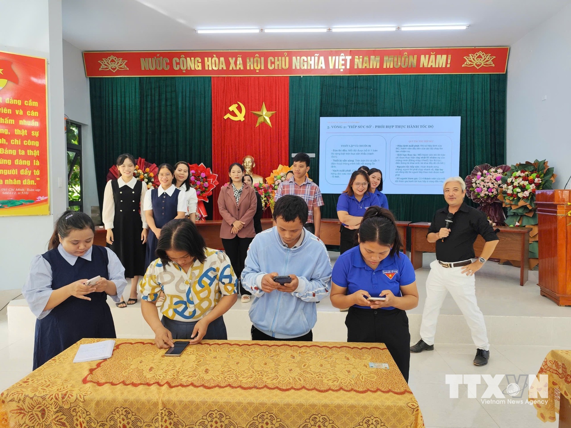 Các cán bộ, người dân tại xã La Dêê tham dự Hội thi “Công dân số” với các tình huống thực tế nhằm bảo vệ thông tin cá nhân trên môi trường số. (Ảnh: Khoa Chương/TTXVN)